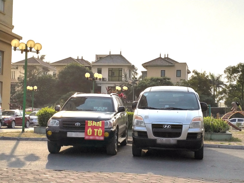 Tiếc phí qua mạng, chủ xe cũ ồ ạt rao bán xe trên hè đường, chung cư - 1 Xe cũ không chỉ được bán qua mạng, tại đại lý mà còn được chủ sở hữu tận dụng bán ở các chung cư cao tầng hoặc trên đường phố đông người đi lại.
