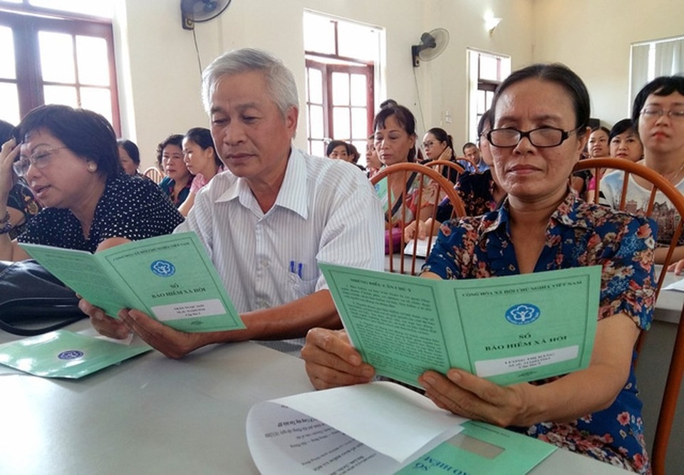 Tới 30/9: Bàn giao hơn 13 triệu sổ BHXH tới người lao động - 1
Bàn giao sổ BHXH tới người lao động ở Hải Phòng. (Ảnh: Hoàng Mạnh).