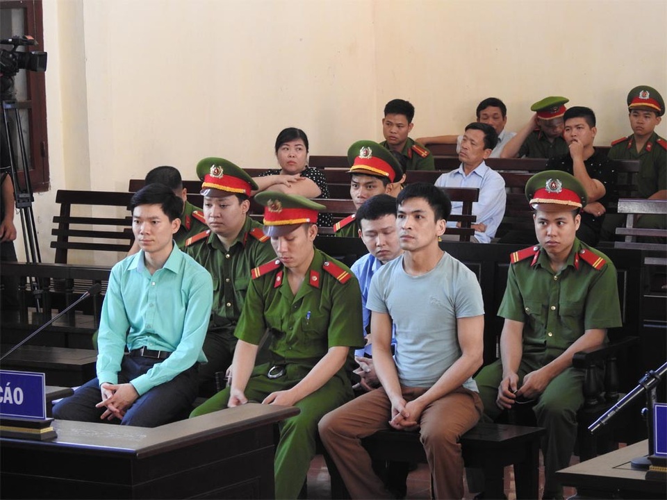Vụ chạy thận tử vong: “Đổ lỗi” cho đồng hồ đo độ dẫn điện - 2 Bị cáo Bùi Mạnh Quốc ngồi bên phải ở hàng đầu.