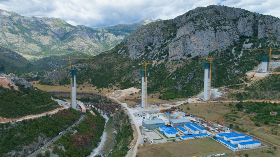 "Vành đai, con đường" của Trung Quốc đẩy các nước Tây Balkan vào nợ nần? - 1 Dự án đường cao tốc Bar-Boljare ở Montenegro (Ảnh: Alamy)