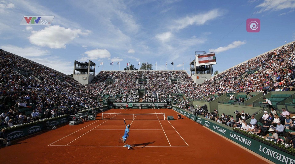 Tuy nhiên, Roland Garros có sự khác biệt ở mặt sân thi đấu khi các tay vợt đều thi đấu trên mặt sân đất nện. Ở mặt sân đất nện, bóng sẽ nảy cao và chậm hơn so với các bề mặt sân khác như mặt sân cứng hay sân mặt cỏ nên các tay vợt thường cố tìm cách tạo ra những cú đánh cài đối phương rồi bắt đối phương tạo khoảng trống rồi họ mới dứt điểm ở cú đánh tiếp theo.