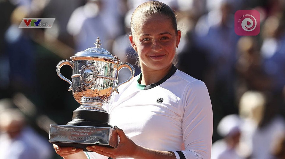 Tại giải Roland Garros 2017, Tay vợt Jelena Ostapenko đã trở thành tay vợt không xếp hạng hạt giống đầu tiên lọt vào chung kết đơn nữ Pháp mở rộng và đã hoàn tất cuộc phiêu lưu không tưởng tại Roland Garros với chiến thắng trước đàn chị Halep để giành chức vô địch.