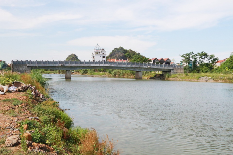 Dự án nạo vét sông “đội vốn” 36 lần, thi công 17 năm chưa xong - 3 Đến ngày 2/12/2009, UBND tỉnh Ninh Bình ban hành Quyết định số 1469/QĐ-UBND về việc phê duyệt lại dự án nạo vét, xây kè bảo tồn cảnh quan sông Sào Khê với tổng mức đầu tư là hơn 2.595 tỷ đồng (tăng 36 lần so với số vốn phê duyệt ban đầu). Dự án được triển khai với nhiều hạng mục như: nạo vét, xây kè sông, đường phòng hộ hai bên bờ sông, cầu dân sinh...