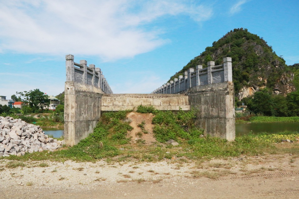 Dự án nạo vét sông “đội vốn” 36 lần, thi công 17 năm chưa xong - 4 Đến nay, sau 17 năm triển khai, dự án đội vốn hàng nghìn tỷ đồng ở Ninh Bình vẫn đang còn ngổn ngang, dở dang. Dự án nạo vét, xây kè sông Sào Khê hiện giống như một bãi chiến trường không nơi nào ăn nhập với nơi nào. Chỗ xây cầu rồi bỏ hoang, đoạn nạo vét kè sông rồi để mưa nắng, thời tiết hủy hoại, hao tốn tiền của của Nhà nước.