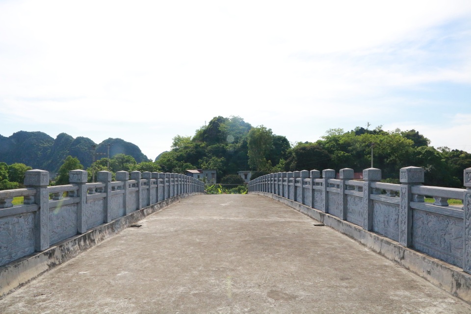 Dự án nạo vét sông “đội vốn” 36 lần, thi công 17 năm chưa xong - 6 Người dân chúng tôi vui vẻ chuyển nhà, đồng ý đền bù đất đồng ruộng nhanh chóng để triển khai dự án. Đến nay gần 20 năm, cầu thì làm xong bỏ hoang, không có đường lên, bờ sông thì ngổn ngang đất đá, tiếc cho số tiền Nhà nước bỏ ra quá lớn giờ chẳng đâu vào đâu, một người dân nói.