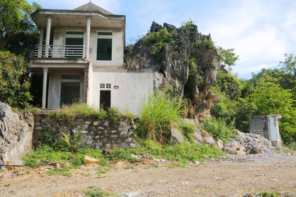 Dự án nạo vét sông “đội vốn” 36 lần, thi công 17 năm chưa xong - 9 Một nhà dân nằm bên đường cứu hộ dọc bên sông Sào Khê bị giải tỏa đến nay vẫn chưa được giải phóng mặt bằng.