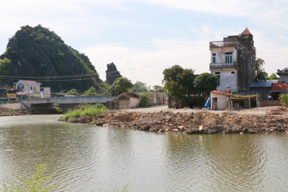 Dự án nạo vét sông “đội vốn” 36 lần, thi công 17 năm chưa xong - 8 Dự án nạo vét, xây kè bảo vệ cảnh quan sông Sào Khê được Tổng Kiểm toán Nhà nước Hồ Đức Phớc nêu rõ vào ngày 21/5 trước Quốc hội. Kiểm toát Nhà nước nêu rõ, đây là dự án cá biệt, lịch sử tăng vốn lên 36 lần. Ghi nhận của PV Dân trí, đến nay sau 17 năm thi công dự án vẫn chưa thể hoàn thành.