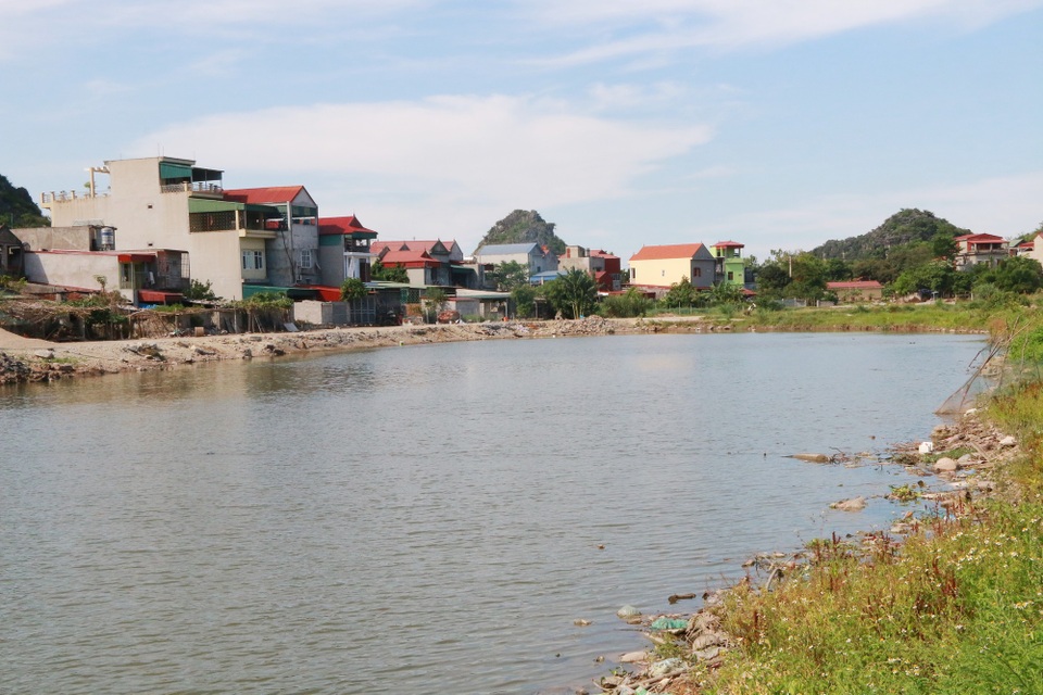 Dự án nạo vét sông “đội vốn” 36 lần, thi công 17 năm chưa xong - 7 Theo quan sát của phóng viên Dân trí, dự án nạo vét, xây kè sông Sào Khê dài hơn chục km nhưng đến nay nhiều đoạn vẫn đang bị bỏ dở, đơn vị thi công làm không đâu với đâu xong rồi bỏ đi. Nhiều nơi nhánh sông vẫn chưa được khơi thông dòng chảy, hai bên bờ vẫn chưa được kè, đường phòng hộ hai bên thì ngổn ngang gạch đá, đất...