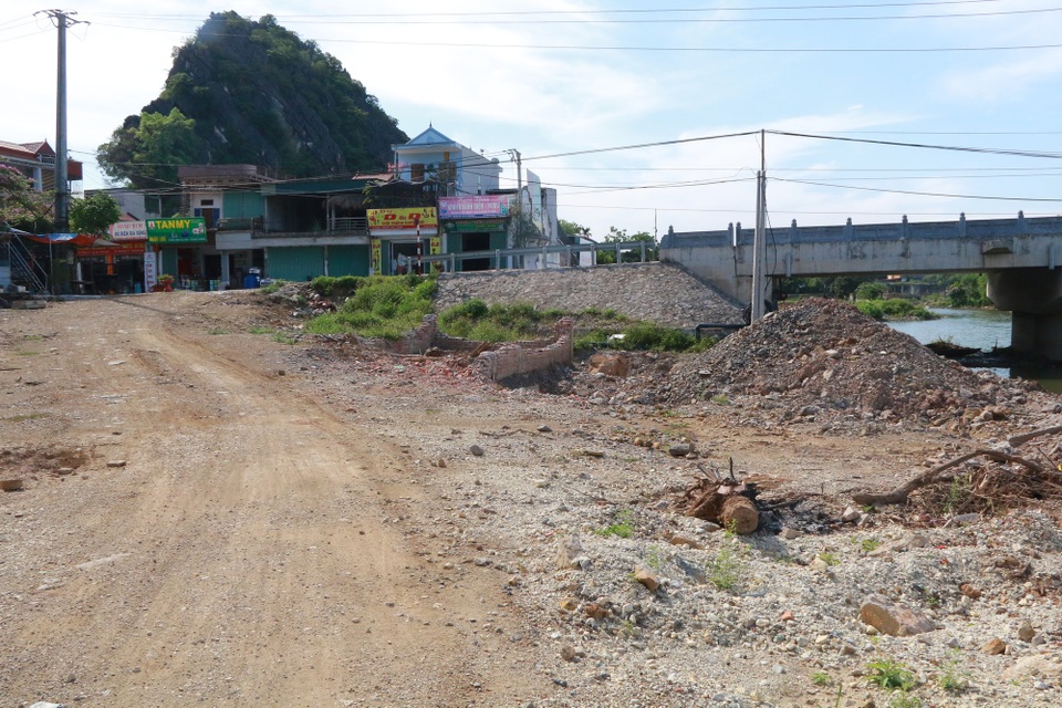 Dự án nạo vét sông “đội vốn” 36 lần, thi công 17 năm chưa xong - 10 Đường phòng hộ bên sông Sào Khê đoạn lên cầu Đông, xã Trường Yên, huyện Hoa Lư ngổn ngang đất đá. Người dân sống bên con đường bức xúc, mùa mưa thì đường lầy lội, ngày nắng thì bụi mù mịt, không biết đến bao giờ dự án mới thi công xong để dân bớt khổ.