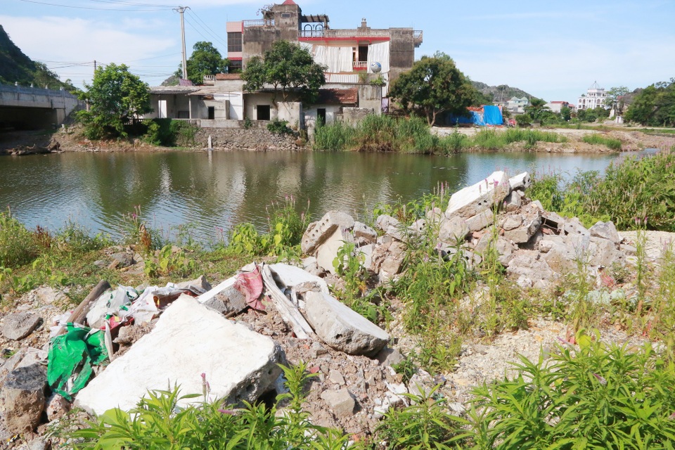 Dự án nạo vét sông “đội vốn” 36 lần, thi công 17 năm chưa xong - 11 Hai bên bờ sông Sào Khê - dự án nghìn tỷ, sau 17 năm vẫn còn dở dang.