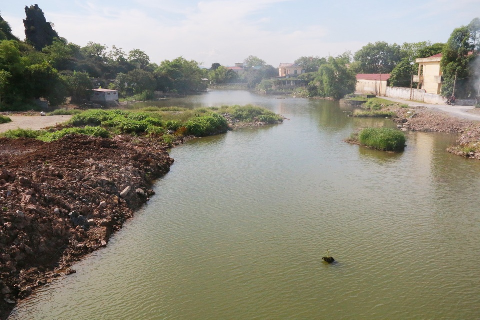 Dự án nạo vét sông “đội vốn” 36 lần, thi công 17 năm chưa xong - 2
Ngày 20/9/2001, UBND tỉnh Ninh Bình có văn bản bàn giao chủ đầu tư dự án từ Sở Văn hóa Thông tin sang Ban Quản lý Dự án Thủy lợi tỉnh Ninh Bình (nay là Ban Quản lý dự án đầu tư xây dựng công trình NN&PTNT tỉnh Ninh Bình).