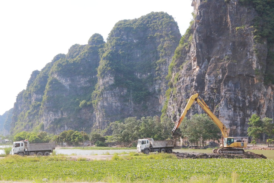 Dự án nạo vét sông “đội vốn” 36 lần, thi công 17 năm chưa xong - 13 Chiều 23/5, đơn vị thi công nạo vét, xây kè bảo vệ cảnh quan sông Sào Khê vẫn đang tiếp tục thi công dự án. Tuy nhiên, chưa biết đến bao giờ công trình nghìn tỷ này mới hoàn thành.