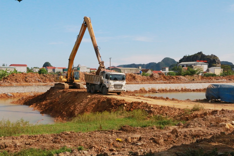 Dự án nạo vét sông “đội vốn” 36 lần, thi công 17 năm chưa xong - 14 Đoạn sông Tràng An (nằm trong dự án) đang được gấp rút triển khai để nối vào sông Sào Khê. Nhiều đoạn sông đơn vị thi công vẫn đang gặp khó do địa hình nhiều núi đá, nhiều hộ dân vẫn chưa nhận tiền đề bù để giải phóng mặt bằng.