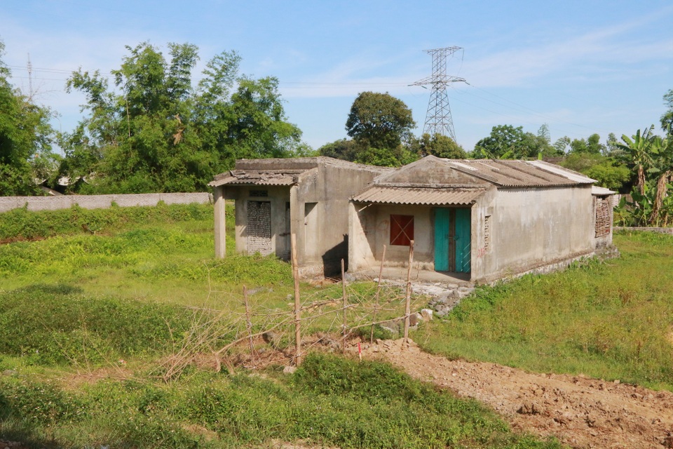 Dự án nạo vét sông “đội vốn” 36 lần, thi công 17 năm chưa xong - 15 Nhà của nhiều hộ dân trong diện giải tỏa vẫn chưa được giải phóng mặt bằng là lí do ảnh hưởng đến tiến độ thi công của dự án.