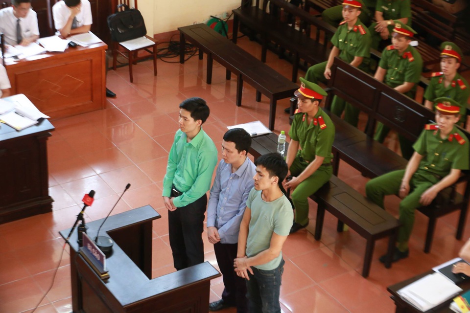 Hoàng Công Lương bị đề nghị mức án 30-36 tháng tù treo - 1 Các bị cáo tại phiên xét xử sáng nay.