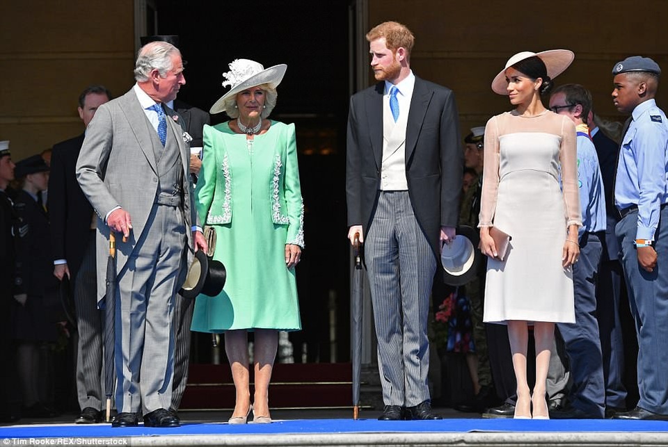 Công nương Meghan Markle thanh lịch tái xuất - 1
Công nương Meghan Markle và chồng hoàng tử Harry dự tiệc tôn vinh thái tử Charles tại cung điện Buckingham ngày 22/5 vừa qua
