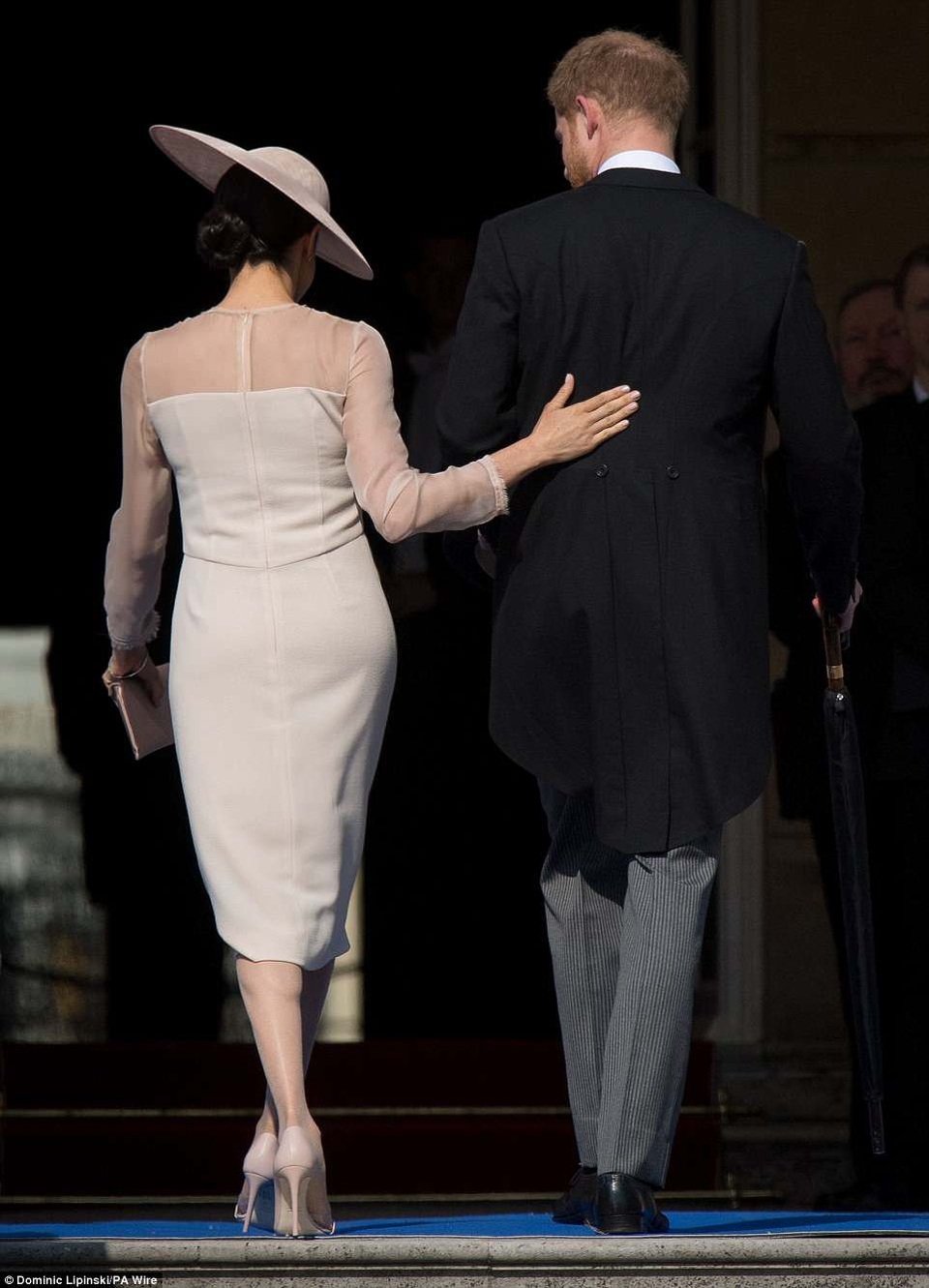 Công nương Meghan Markle thanh lịch tái xuất - 2
Nữ diễn viên 37 tuổi ăn vận thanh lịch và tinh tế trong lần đầu xuất hiện sau hôn lễ xa hoa
