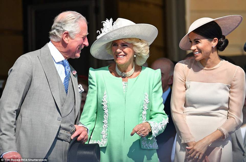 Công nương Meghan Markle thanh lịch tái xuất - 6
Meghan tươi tắn bên bố chồng