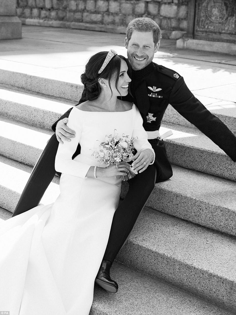 Công nương Meghan Markle thanh lịch tái xuất - 14
Hình ảnh đẹp của Meghan Markle và hoàng tử Harry trong đám cưới.