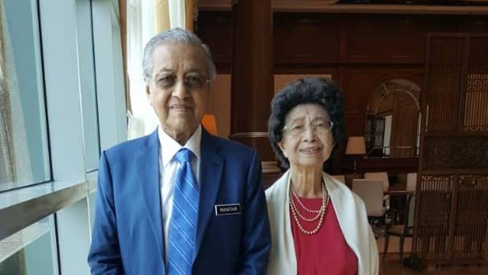 Gia đình Thủ tướng Malaysia mong người hâm mộ ngừng tặng quà - 1
Thủ tướng Malaysia Mahathir Mohamad và phu nhân (Ảnh: Facebook)