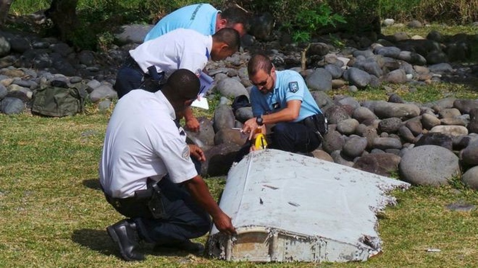 Australia bác giả thuyết chấn động về MH370 - 1
Lực lượng tìm kiếm đã tìm thấy một số mảnh vỡ nghi của MH370. (Ảnh: Reuters)