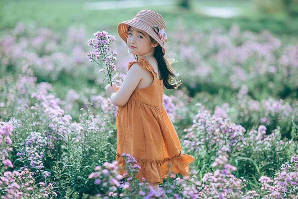 Hình ảnh "không thể không yêu" của bé gái 5 tuổi trước ống kính máy ảnh - 4 Nhiếp ảnh gia Kun Mon, người thực hiện bộ ảnh này chia sẻ: “Bộ ảnh chụp trong vòng một thời gian ngắn, ngay cánh đồng hoa ở thành phố Bắc Giang. Bé trước đây chưa từng trải nghiệm chụp ảnh chuyên nghiệp, mọi biểu cảm đều rất tự nhiên, chân thực”.