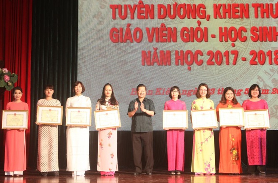 Quận Hoàn Kiếm (Hà Nội): Tuyên dương giáo viên, học sinh giỏi năm học 2017-2018 - 3 Ông Hoàng Công Khôi - Bí thư Quận ủy quận Hoàn Kiếm trao bằng khen cho giáo viên xuất sắc.
