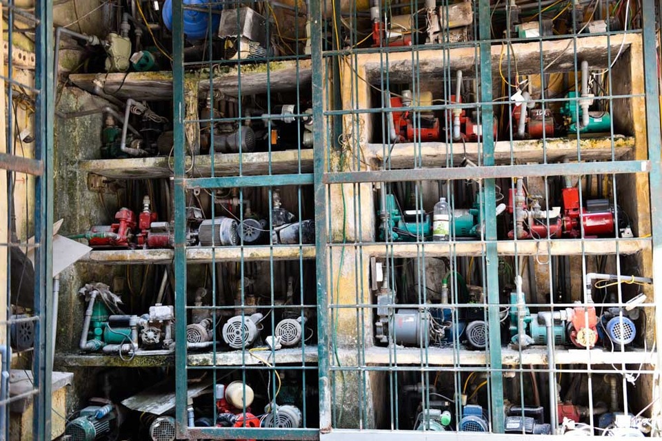 "Mạng nhện" ống nước ở khu tập thể cũ của Hà Nội - 8
Tương tự, khu tập thể C2 phố Lê Phụng Hiểu cũng có hơn 50 máy bơm đặt ở một khu dưới tầng một để bơm nước lên các căn hộ tầng trên.