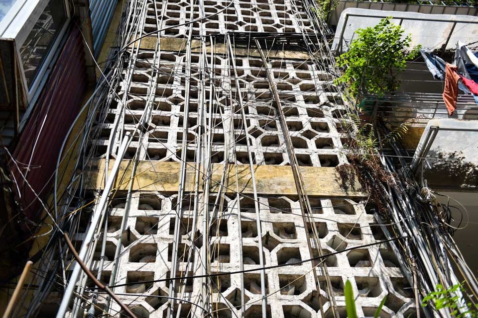 "Mạng nhện" ống nước ở khu tập thể cũ của Hà Nội - 12
Ống nước răng như mạng nhện, bám vào tường toà nhà tập thể.
