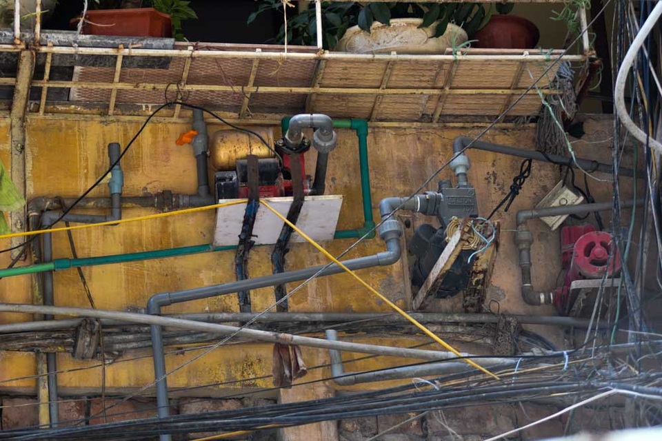 "Mạng nhện" ống nước ở khu tập thể cũ của Hà Nội - 11
Một số máy bơm được treo lơ lửng trên cao.