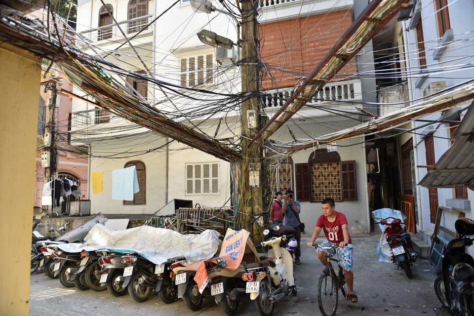 "Mạng nhện" ống nước ở khu tập thể cũ của Hà Nội - 7
Hệ thống đường ống nước chạy giữa khoảng không.