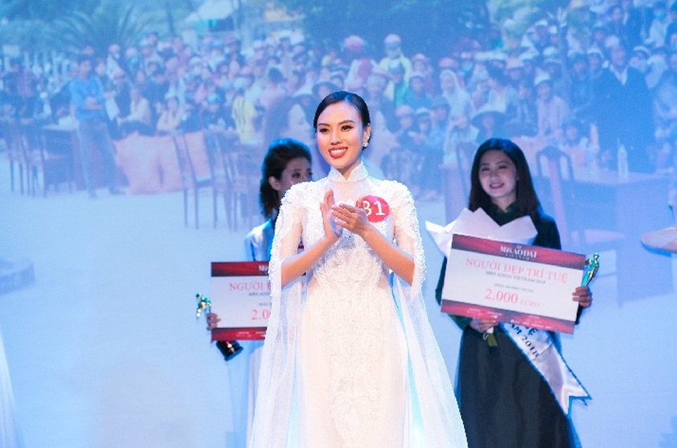 Mai Quỳnh: Hoa hậu Nhân ái sẽ là động lực giúp tôi phấn đấu trên con đường phía trước! - 1 Mai Quỳnh bất ngờ và hạnh phúc khi được xướng tên Hoa hậu Nhân ái trong cuộc thi Mrs Aodai Vietnam 2018