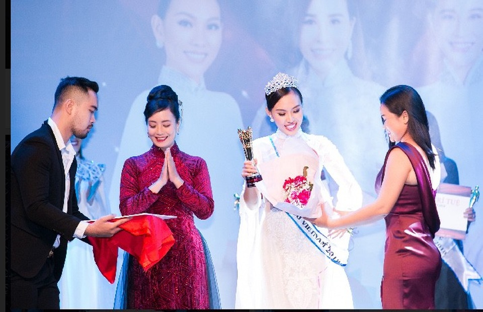 Mai Quỳnh: Hoa hậu Nhân ái sẽ là động lực giúp tôi phấn đấu trên con đường phía trước! - 2 NSƯT Chiều Xuân trao tặng giải thưởng Hoa hậu Nhân ái cho Mai Quỳnh