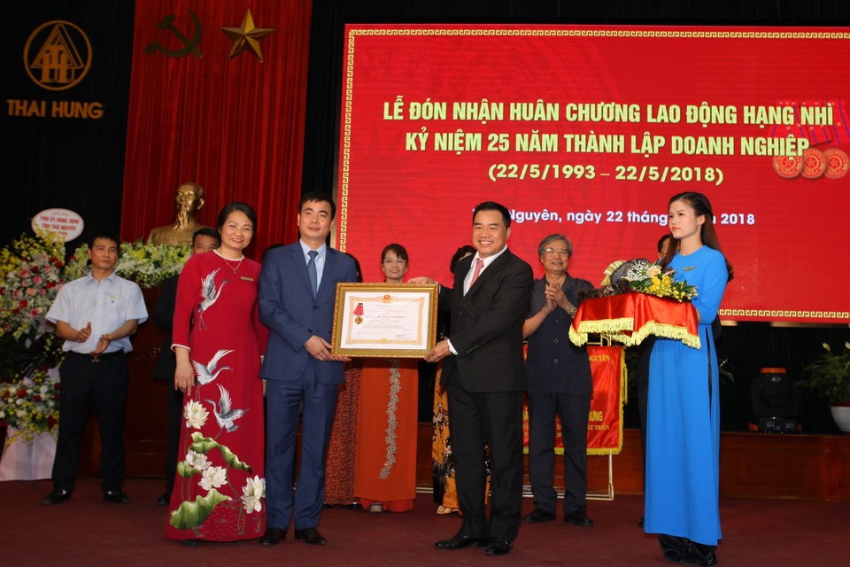 "Sinh nhật" tuổi 25, Công ty CPTM Thái Hưng đón nhận Huân chương lao động hạng Nhì - 1
Công ty Thái Hưng đón nhận Huân chương lao động hạng Nhì