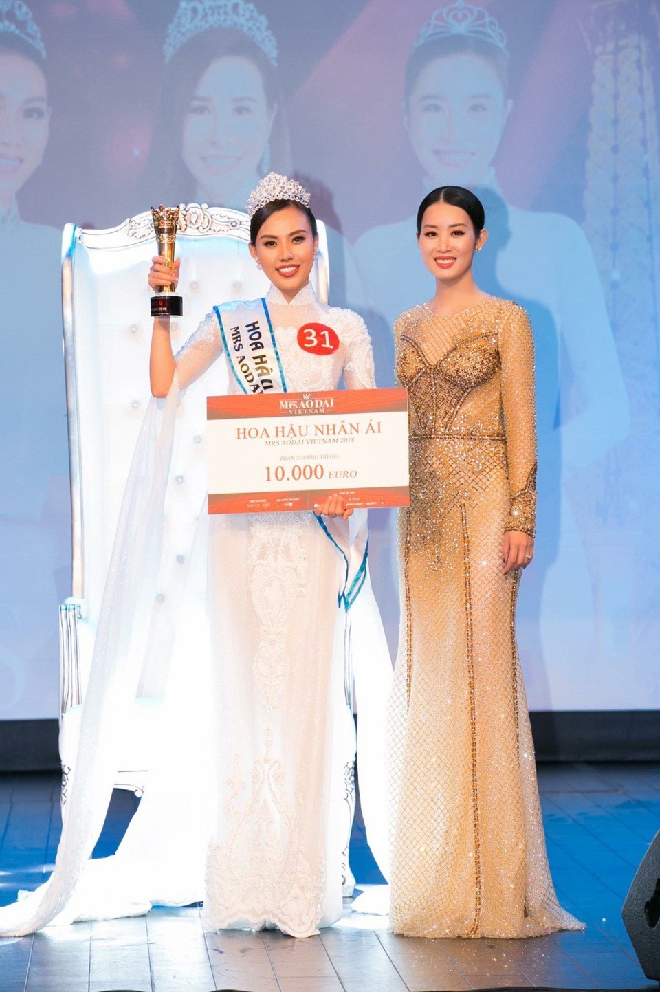 Mai Quỳnh: Hoa hậu Nhân ái sẽ là động lực giúp tôi phấn đấu trên con đường phía trước! - 3 Mai Quỳnh rạng rỡ khi cầm trên tay chiếc cúp danh giá này