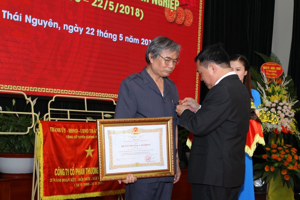 "Sinh nhật" tuổi 25, Công ty CPTM Thái Hưng đón nhận Huân chương lao động hạng Nhì - 2
Ông Bùi Xuân Hòa, Phó Bí thư Thường trực Tỉnh ủy, Chủ tịch HĐND tỉnh đã trao Huân chương Lao động hạng Nhì cho Công ty và Huân chương Lao động hạng Ba cho ông Nguyễn Quốc Thái, Ủy viên Hội đồng quản trị của Công ty