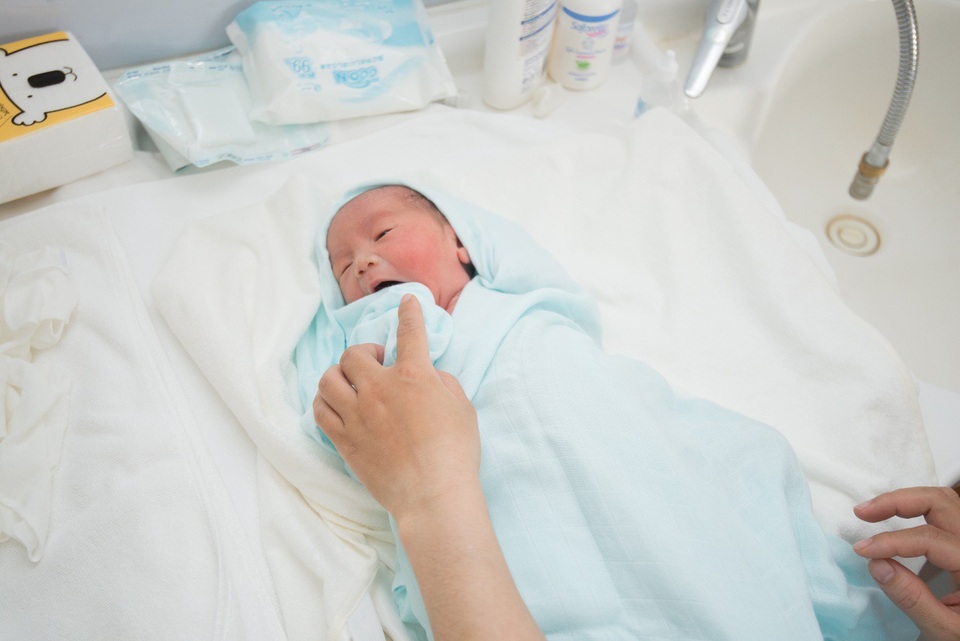 Kinh nghiệm chọn khăn "không phí 1 xu" cho bé mùa hè - 3 Mẹ nên lựa chọn khăn đơn sắc, sáng màu để dễ phát hiện vật thể lạ trên khăn