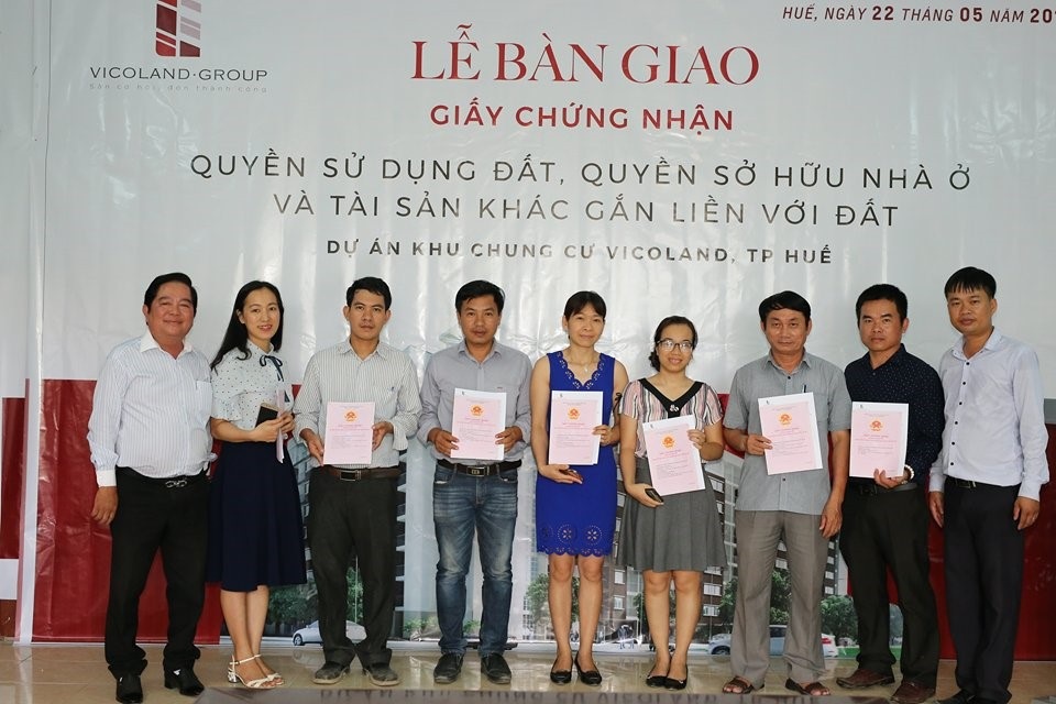 Vicoland tiếp tục trao sổ hồng nhà ở xã hội tại Huế và Đà Nẵng - 3
Ông Hồ Văn Thu - Phó tổng giám đốc Vicoland Huế trao sổ hồng cho đại diện cư dân Vicoland Huế