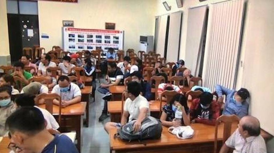 “Đột kích” sòng bạc ẩn mình trong khách sạn 3 sao ở trung tâm Sài Gòn - 1 Các con bạc bị tạm giữ