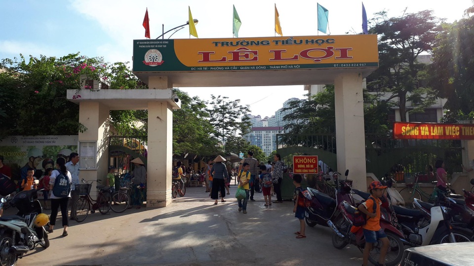 Cảm động bác bảo vệ bắt tay, "chào con" với từng học sinh mỗi sáng - 1 Trường tiểu học Lê Lợi, Hà Đông, Hà Nội.