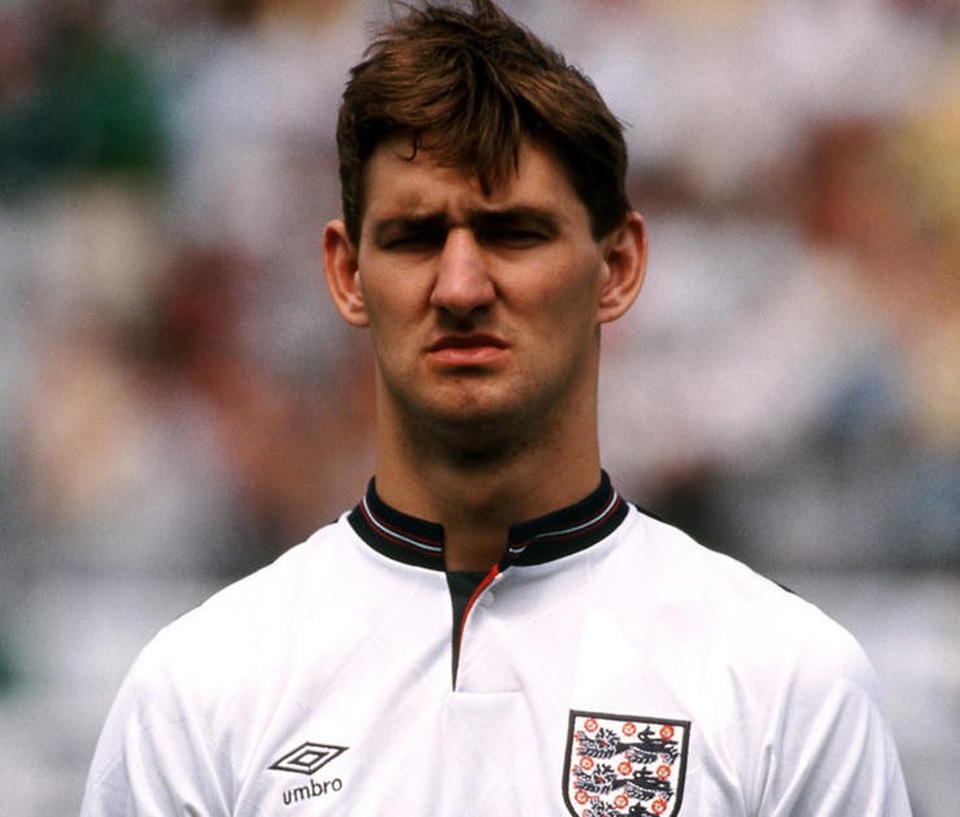 Tony Adams nổi lên như trung vệ trẻ xuất sắc nhất bóng đá Anh thời điểm ấy. Ông được triệu tập lên tuyển Anh năm 1987 và tham dự Euro 1988. Thế nhưng, tới World Cup 1990, Tony Adams đã bất ngờ bị gạch tên (dù vừa trải qua mùa giải thành công cùng Arsenal). Tuy nhiên, người thế chỗ Tony Adams, Mark Wright đã chơi tốt và góp công giúp đội tuyển Anh lọt vào bán kết.
