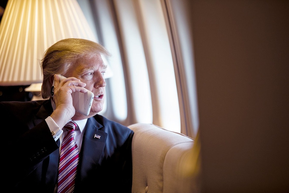 Tổng thống Donald Trump sử dụng chiếc điện thoại được cho là iPhone 6s Plus trên chuyên cơ.