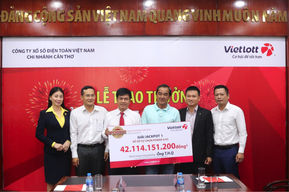 Vừa bán nhà, một khách hàng trúng Vietlott 42 tỷ đồng - 1
Ông T.H.Q. nhận giải Jackpot 2 trị giá hơn 42 tỷ đồng.