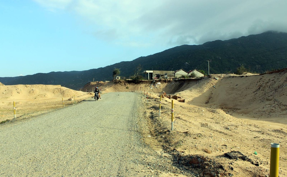 Đường sá bị dự án đào bới gây mất mỹ quan và bụi bặm bay vào nhà dân