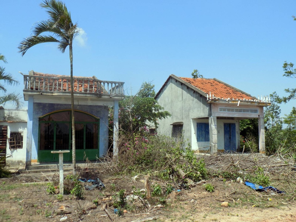 Nhà dân đã xuống cấp trầm trọng nhưng không dám sửa chữa vì họ không biết có bị di dời hay không