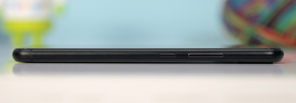 Đập hộp Asus Zenfone 5 chính hãng, giá 7,9 triệu tại Việt Nam - 10 Hãng cũng tích hợp bên trong máy hệ thống tản nhiệt bởi 4 tấm carbon siêu mỏng 0.06 mm triệt tiêu nhiệt hiệu quả và duy trì hiệu năng cho thiết bị.