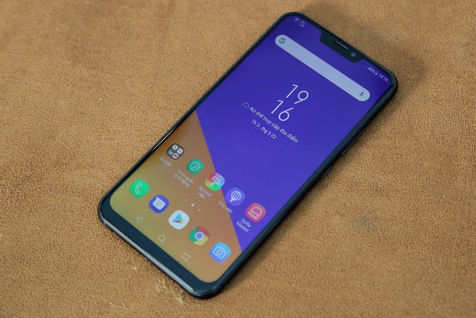 Đập hộp Asus Zenfone 5 chính hãng, giá 7,9 triệu tại Việt Nam - 4 Hãng cho biết, màn hình này dùng công nghệ Super IPS Full HD+, hỗ trợ 100% không gian màu sắc DCI P3, dải màu rộng và tăng cường độ bão hòa màu sắc. Đi cùng là công nghệ màn hình thông minh, sử dụng cảm biến thông minh để tự động điều chỉnh nhiệt độ màu của màn hình theo thời gian thực và ánh sáng xung quanh.