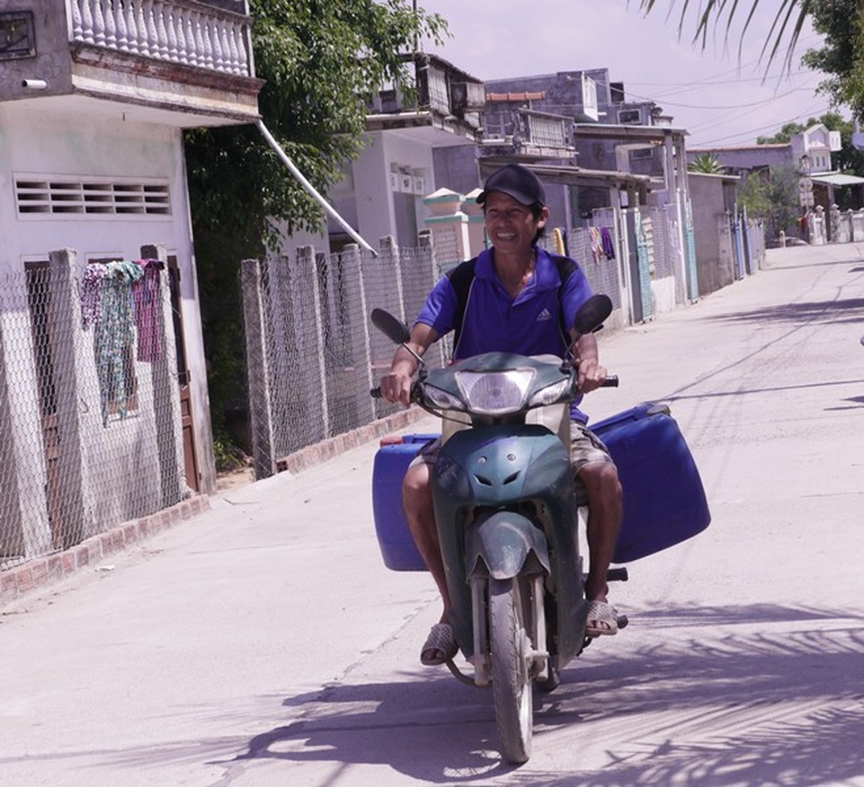 Đến mùa nắng nóng, người dân xã Phước Thuận lại đi mua từng can nước về dùng.