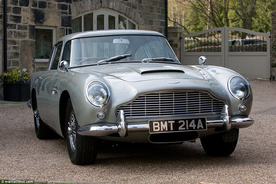 Bí mật đằng sau chiếc xe hơi tăng giá 1.000% - 1 Chiếc Aston Martin sản xuất năm 1965 từng xuất hiện trong cảnh phim mở đầu của tập phim “GoldenEye”, do tài tử Pierce Brosnan thủ vai 007.