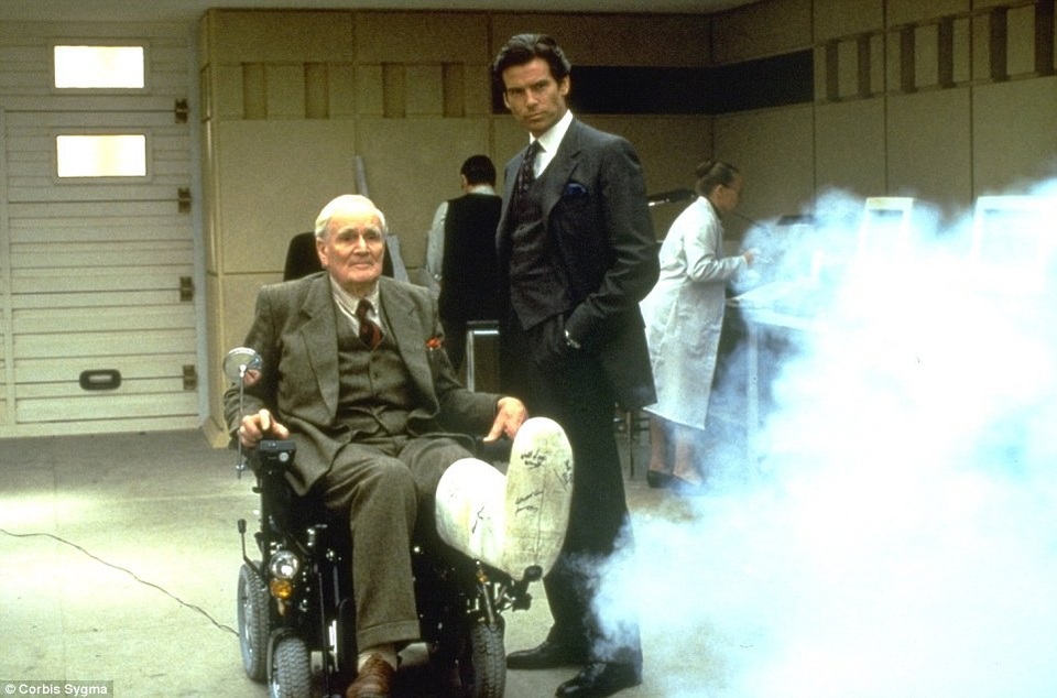 Bí mật đằng sau chiếc xe hơi tăng giá 1.000% - 7 Pierce Brosnan nhập vai James Bond trong tập phim “GoldenEye”.
